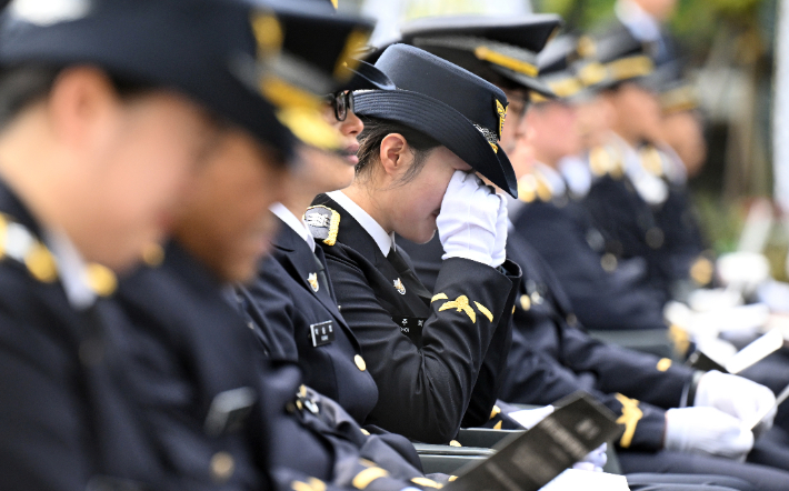 15일 인천 서구 인천해양경찰서에서 열린 '해양경찰관 고(故) 이재석 경사 영결식'에서 동료들이 눈물을 흘리고 있다. 연합뉴스