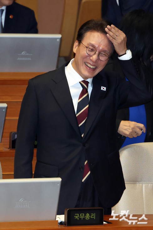 15일 서울 여의도 국회에서 열린 제429회국회(정기회) 제5차 본회의에서 김민석 국무총리가 환하게 웃고 있다.