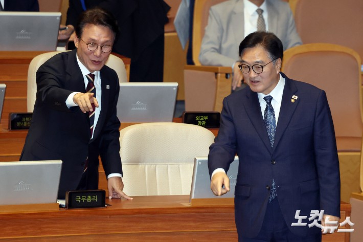 15일 서울 여의도 국회에서 열린 제429회국회(정기회) 제5차 본회의에서 김민석 국무총리와 우원식 국회의장(오른쪽)이 대화를 하고 있다.