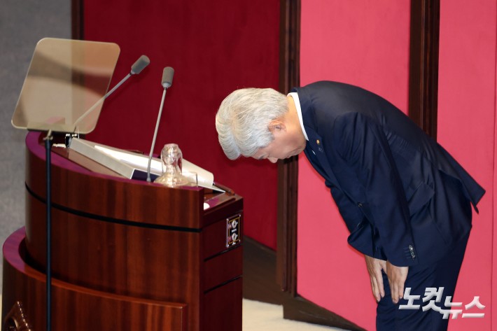 15일 서울 여의도 국회에서 열린 제429회국회(정기회) 제5차 본회의 정치 분야 대정부질문에서 조국혁신당 서왕진 원내대표가 비교섭단체표연설에 나서며 최근 불거진 당내 성비위 논란에 대해 사과하고 있다.