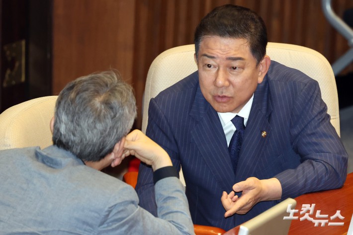 15일 서울 여의도 국회에서 열린 제429회국회(정기회) 제5차 본회의에서 더불어민주당 김병기 원내대표가 우상호 의원과 대화를 하고 있다.