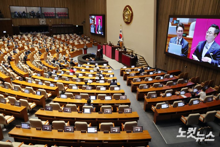 15일 서울 여의도 국회에서 열린 제429회국회(정기회) 제5차 본회의 정치 분야 대정부질문에서 더불어민주당 박성준 의원의 질의 순서에 국민의힘의 많은 의원들이 참석하지 않아 빈자리가 보이고 있다.