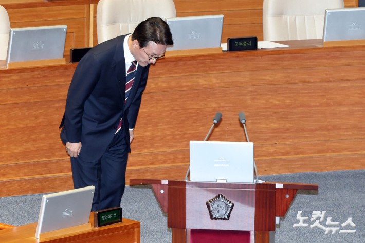 15일 서울 여의도 국회에서 열린 제429회국회(정기회) 제5차 본회의 정치 분야 대정부질문에서 김민석 국무총리가 발언대로 향하며 인사를 하고 있다.