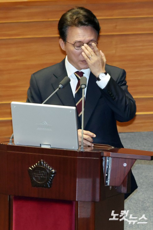 15일 서울 여의도 국회에서 열린 제429회국회(정기회) 제5차 본회의 정치 분야 대정부질문에서 김민석 국무총리가 안경을 만지고 있다.