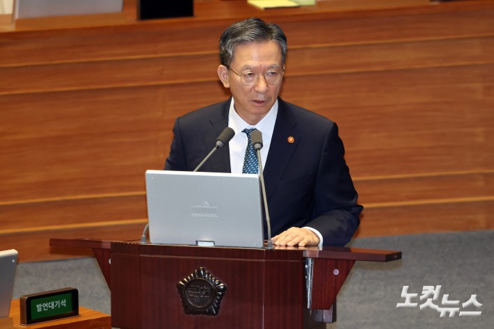 15일 서울 여의도 국회에서 열린 제429회국회(정기회) 제5차 본회의에서 정성호 법무부 장관이 의원 질의에 답변을 하고 있다.