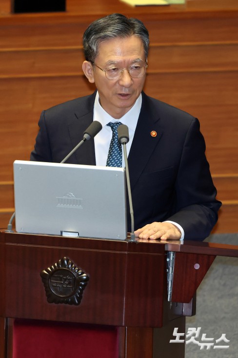 15일 서울 여의도 국회에서 열린 제429회국회(정기회) 제5차 본회의에서 정성호 법무부 장관이 의원 질의에 답변을 하고 있다.