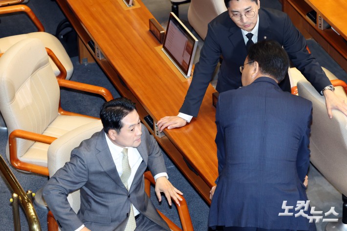 15일 서울 여의도 국회에서 열린 제429회국회(정기회) 제5차 본회의에서 국민의힘 장동혁 대표가 동료의원들과 대화를 하고 있다.