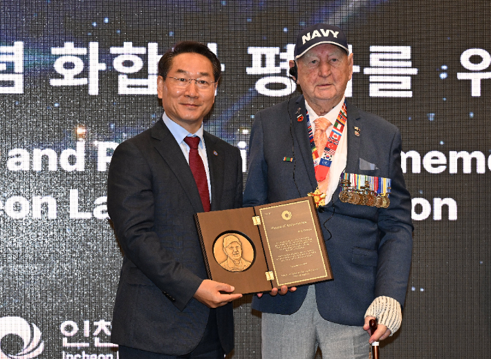 호주 참전용사에게 감사패를 건네고 있는 유정복 인천시장. 인천시 제공