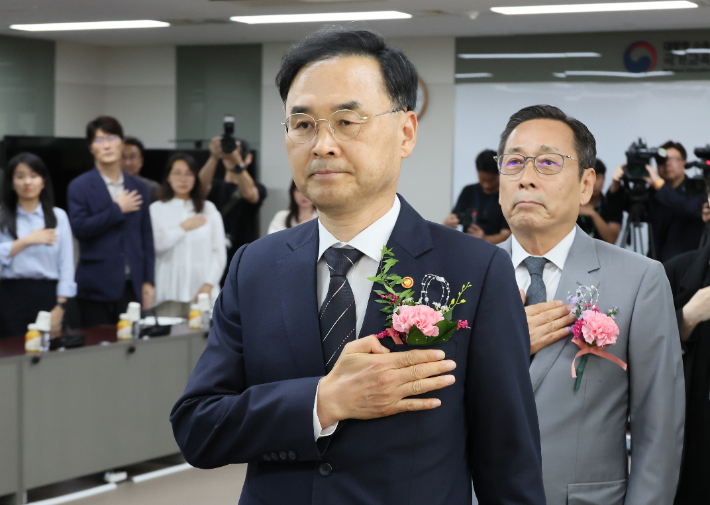 차정인 신임 국가교육위원장이 15일 서울 종로구 정부서울청사에서 열린 취임식에서 국기에 경례하고 있다. 연합뉴스