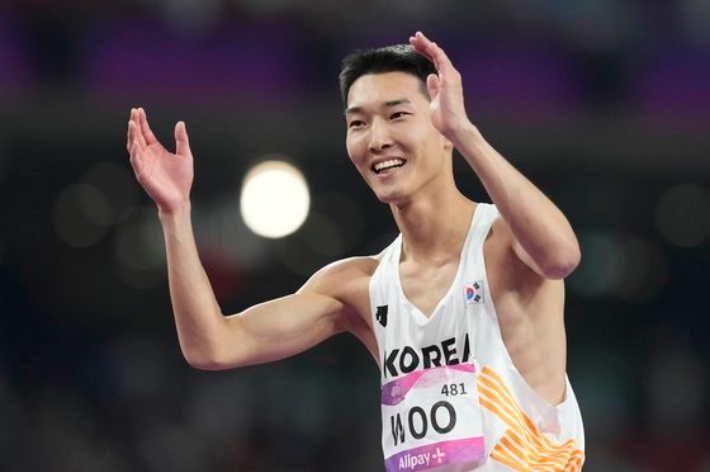 점프 후 방긋 웃는 우상혁. 연합뉴스