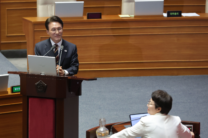 김민석 국무총리가 15일 국회 본회의장에서 열린 대정부 질문에 참석해 국민의힘 임이자 의원의 질의를 들으며 미소를 짓고 있다. 연합뉴스