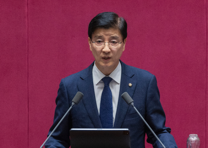 더불어민주당 이해식 의원이 15일 국회에서 열린 정치에 관한 대정부 질문에서 정성호 법무부 장관에게 내란에 의한 정당해산에 관련한 질문을 하고 있다. 연합뉴스