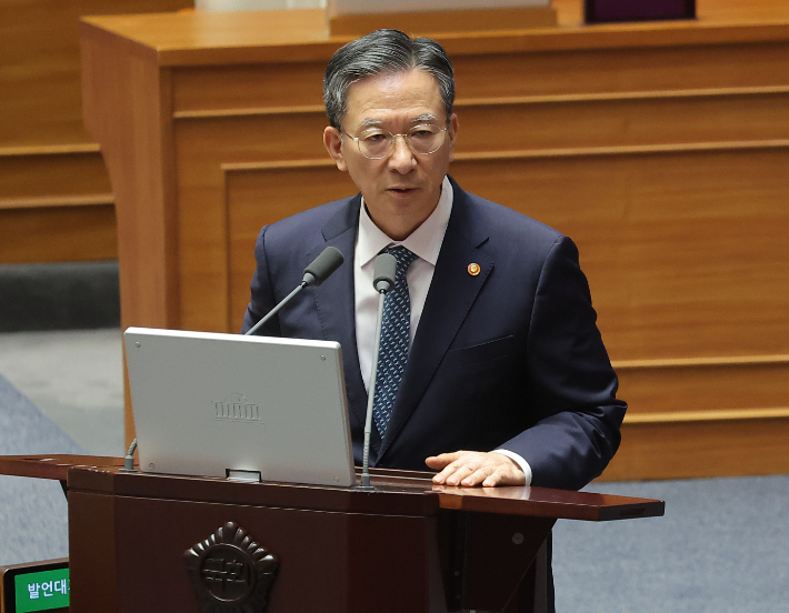 정성호 법무부 장관이 15일 국회 본회의장에서 열린 대정부 질문에 참석해 민주당 이해식 의원의 질문에 답하고 있다. 연합뉴스
