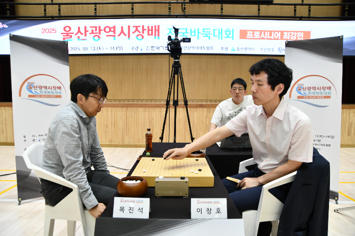 울산광역시장배 프로시니어 최강전에서 대국 중인 목진석 9단(사진 왼쪽)과 이창호 9단. 한국기원 제공