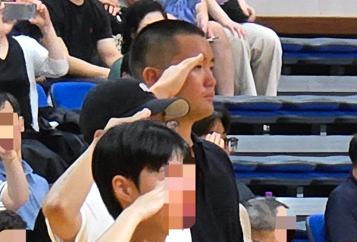 이재용 삼성전자 회장의 장남 지호씨가 15일 경남 창원시 진해구 해군사관학교에서 열린 해군 학사장교 사관후보생 입영식에 참석해 거수 경례를 하고 있다. 삼성전자 제공