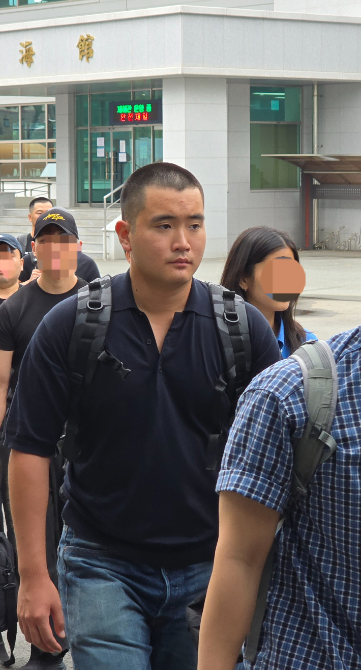 이재용 삼성전자 회장의 장남 지호씨가 15일 경남 창원시 진해구 해군사관학교에서 열린 해군 학사장교 사관후보생 입영식 행사장으로 들어가고 있다. 삼성전자 제공