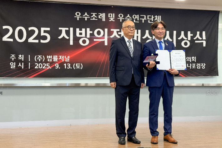 전홍표 창원시의원(사진 오른쪽). 창원시의회 제공 