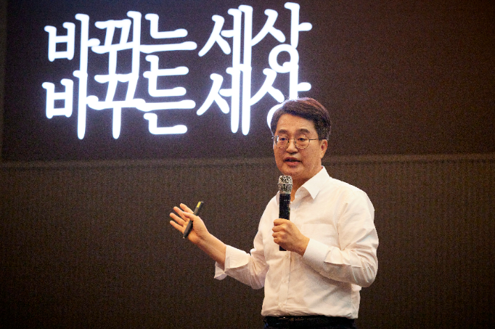 김동연 경기지사가 15일 경기 의정부시 신한대학교 의정부캠퍼스에서 열린 대학생과의 강연에 나선 모습. 경기도 제공