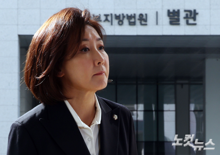 국민의힘 나경원 의원이 15일 오전 서울 양천구 남부지법에서 열린  '국회 패스트트랙(신속처리안건) 충돌 사건' 관련 1심 결심 공판에 출석하고 있다. 황진환 기자