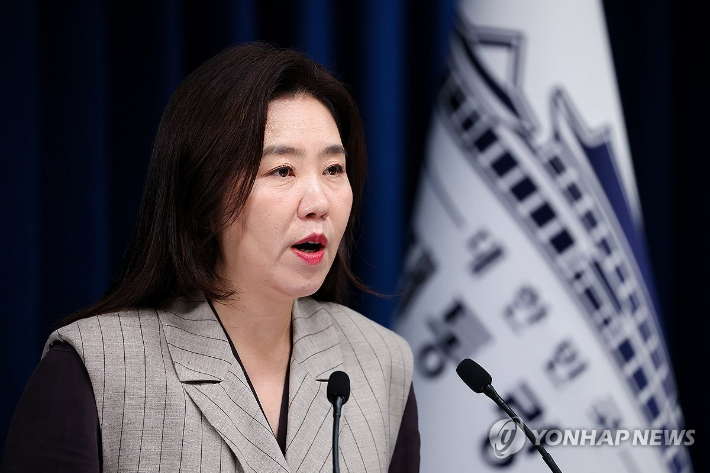 (서울=연합뉴스) 김도훈 기자 = 강유정 대통령실 대변인이 15일 용산 대통령실에서 이날 오후 열리는 핵심규제 합리화 전략회의에 대해 브리핑하고 있다.     핵심규제 합리화 전략회의는 신산업의 발목을 잡는 규제를 과감하게 해소하기 위해 신설된 민관 합동 회의 플랫폼으로 이날 오후 열리는 1차 회의에서는 청년세대 일자리 및 신산업의 성장을 막는 핵심 규제에 대한 논의가 진행될 예정이다. 2025.9.15 superdoo82@yna.co.kr 연합뉴스