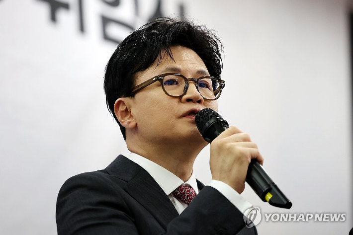 (광주=연합뉴스) 정다움 기자 = 11일 오후 광주 서구 홀리데이인 광주호텔에서 열린 김화진 국민의힘 전남도당 위원장 취임식에서 한동훈 전 대표가 축사하고 있다. 2025.8.11 daum@yna.co.kr 연합뉴스
