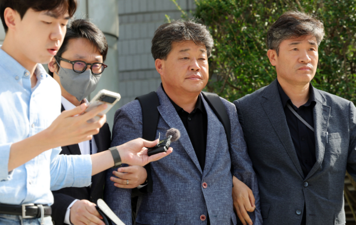 건진법사 전성배씨에게 국민의힘 공천을 청탁한 혐의를 받는 박창욱 경북도의원(당시 후보자)이 15일 서울 중앙지법에서 구속 전 피의자 심문(영장실질심사)을 마치고 법원을 나서고 있다. 연합뉴스