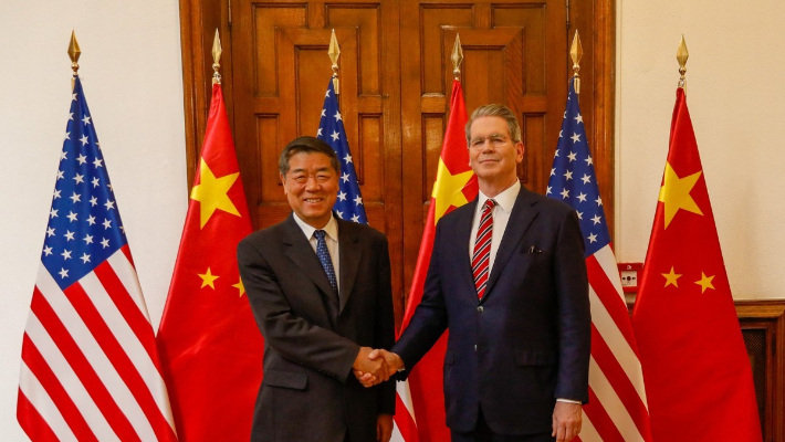 스콧 베선트 미국 재무부 장관(오른쪽)과 허리펑 중국 국무원 부총리. 연합뉴스