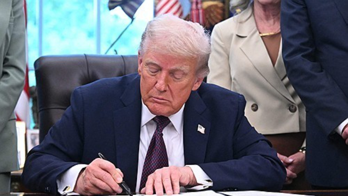 미국 멤피스에 주방위군 투입 지시 각서에 서명하는 트럼프. 연합뉴스