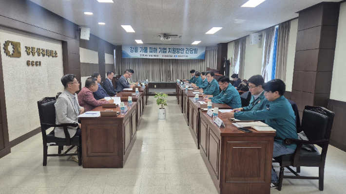 강릉 가뭄 피해기업 지원 방안 간담회가 15일 강릉상공회의소에서 열렸다. 강원도 제공 