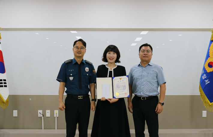 왼쪽부터 김대원 순천경찰서장, 유보람 직원, 배문선 지점장. 순천경찰서 제공