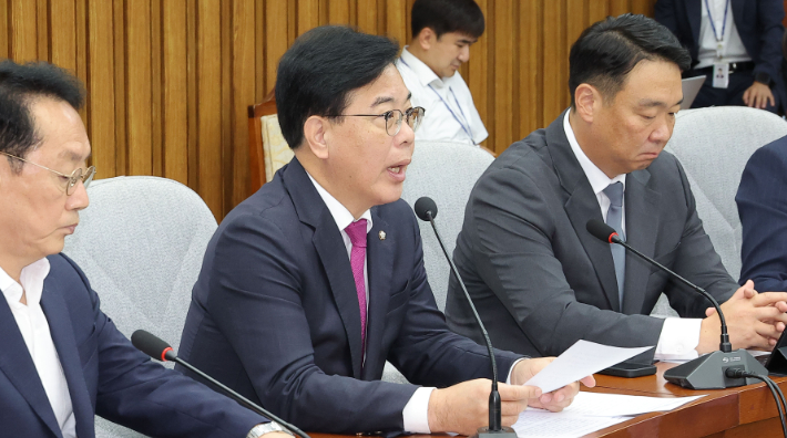 국민의힘 송언석 원내대표가 16일 서울 여의도 국회에서 열린 원내대책회의에서 발언하고 있다. 연합뉴스
