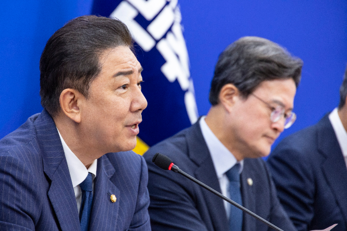더불어민주당 김병기 원내대표가 16일 국회에서 열린 원내대책회의에서 정기국회 회기 내 정부조직법 처리에 대한 발언을 하고 있다. 연합뉴스