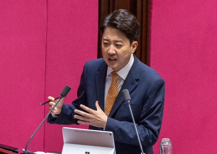 개혁신당 이준석 의원이 15일 국회에서 열린 정치에 관한 대정부 질문에서 김민석 국무총리에게 질의하고 있다. 연합뉴스
