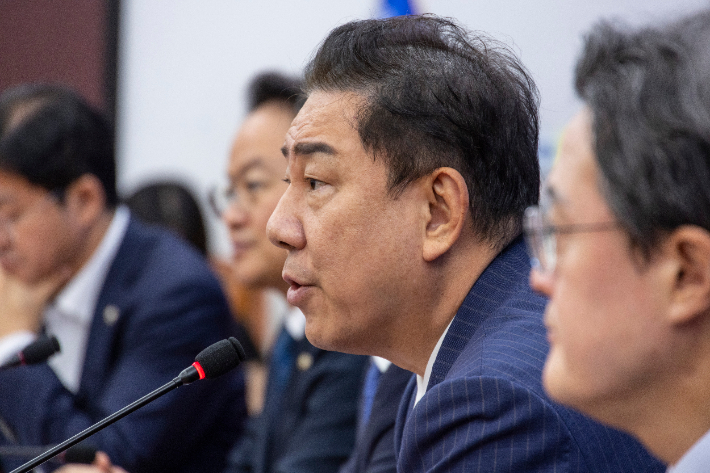 더불어민주당 김병기 원내대표가 16일 국회에서 열린 원내대책회의에서 발언하고 있다. 연합뉴스