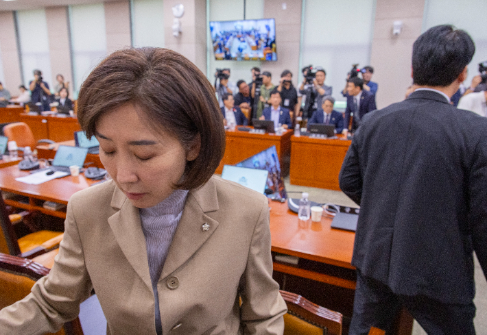 국민의힘 나경원 의원이 16일 국회에서 열린 법제사법위원회 전체회의에서 본인의 간사 선임에 대한 안건이 추미애 위원장에 의해 무기명 표결로 결정되자 국민의힘 의원들과 이에 항의하며 퇴장하고 있다. 연합뉴스