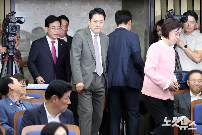 국민의힘 장동혁 대표와 송언석 원내대표가 16일 서울 여의도 국회에서 열린 당 긴급 의원총회에 참석하고 있다.