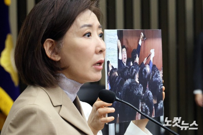 국민의힘 나경원 의원이 16일 서울 여의도 국회에서 열린 당 긴급 의원총회에서 