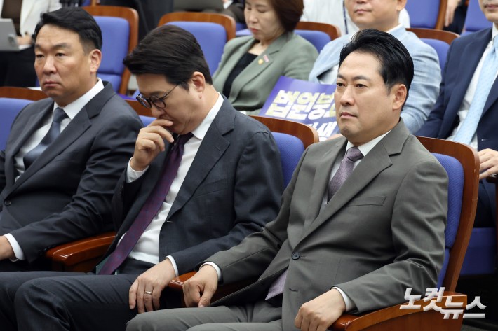 국민의힘 장동혁 대표가 16일 서울 여의도 국회에서 열린 당 긴급 의원총회에 참석하고 있다.