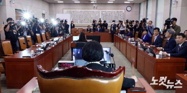 16일 서울 여의도 국회에서 열린 법제사법위원회 전체회의에서 국민의힘 나경원 의원의 야당 간사 선임 안건이 부결되고 있다.