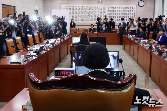 16일 서울 여의도 국회에서 열린 법제사법위원회 전체회의에서 국민의힘 나경원 의원의 야당 간사 선임 안건이 부결되고 있다.