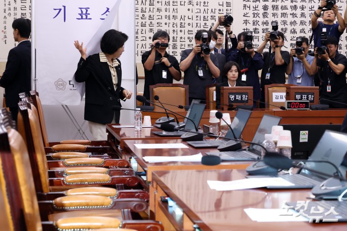16일 서울 여의도 국회에서 열린 법제사법위원회 전체회의에서 추미애 위원장이 국민의힘 나경원 의원의 야당 간사 선임 안건에 대한 무기명 투표를 하고 있다.