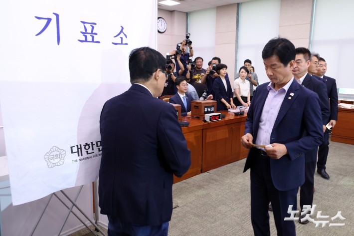 16일 서울 여의도 국회에서 열린 법제사법위원회 전체회의에서 더불어민주당 의원들이 국민의힘 나경원 의원의 야당 간사 선임 안건에 대한 무기명 투표를 하고 있다.