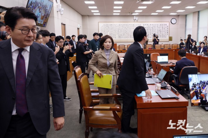 16일 서울 여의도 국회에서 열린 법제사법위원회 전체회의에서 국민의힘 나경원 의원 등 소속 의원들이 야당 간사 선임 안건 표결에 반발하며 퇴장하고 있다.