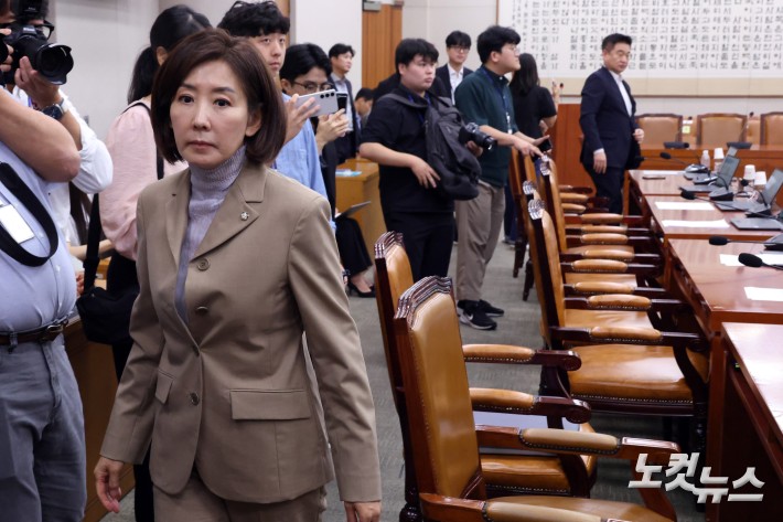 16일 서울 여의도 국회에서 열린 법제사법위원회 전체회의에서 국민의힘 나경원 의원이 야당 간사 선임 안건에 표결에 반발하며 퇴장하고 있다.