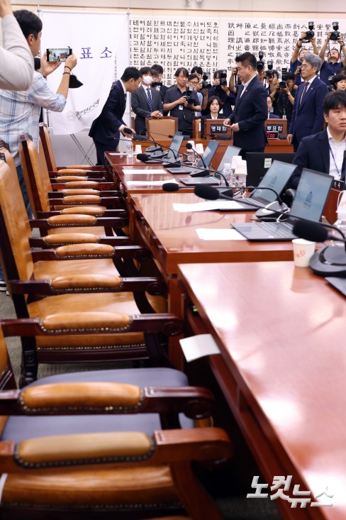 16일 서울 여의도 국회에서 열린 법제사법위원회 전체회의에서 더불어민주당 의원들이 국민의힘 나경원 의원의 야당 간사 선임 안건에 대한 무기명 투표를 하고 있다.