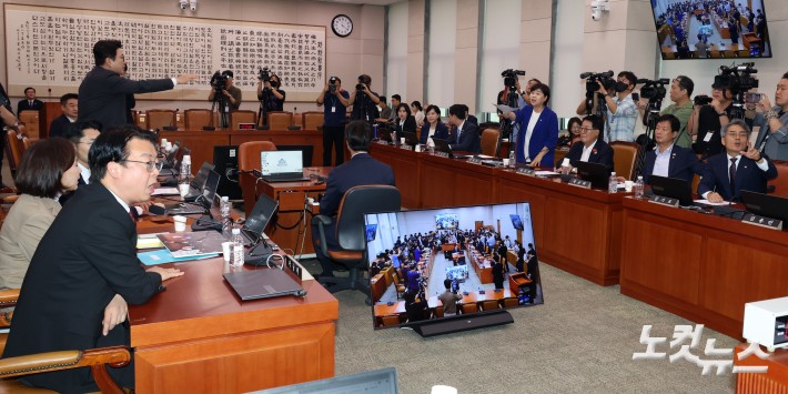 16일 서울 여의도 국회에서 열린 법제사법위원회 전체회의에서 여야 의원들이 국민의힘 나경원 의원의 야당 간사 안건의 두고 고성을 주고받으며 극심한 충돌을 빚고 있다.