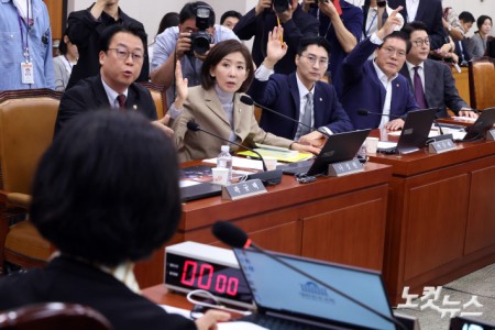 16일 서울 여의도 국회에서 열린 법제사법위원회 전체회의에서 국민의힘 나경원 의원 등 소속 의원들이 발언 요청을 하고 있다.