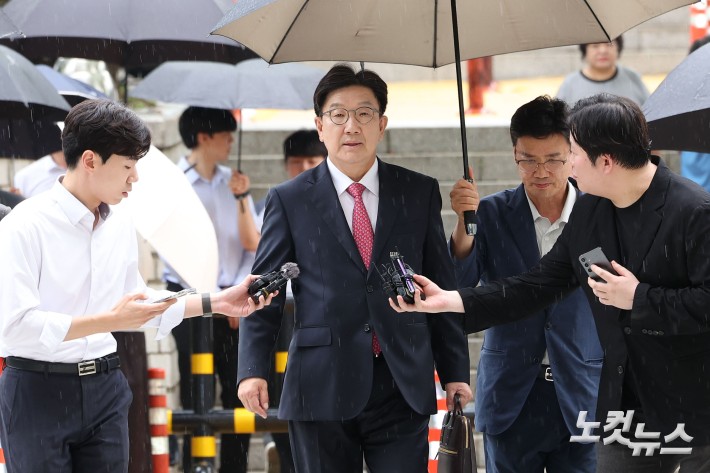 통일교로부터 불법 정치자금을 수수한 혐의를 받는 권성동 국민의힘 의원이 16일 오후 서울 서초구 서울중앙지방법원에서 열린 구속 전 피의자 심문(영장실질심사)에 출석하고 있다.