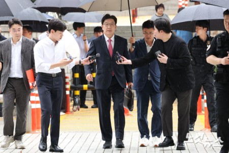 통일교로부터 불법 정치자금을 수수한 혐의를 받는 권성동 국민의힘 의원이 16일 오후 서울 서초구 서울중앙지방법원에서 열린 구속 전 피의자 심문(영장실질심사)에 출석하고 있다.