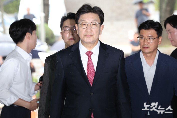 통일교로부터 불법 정치자금을 수수한 혐의를 받는 권성동 국민의힘 의원이 16일 오후 서울 서초구 서울중앙지방법원에서 열린 구속 전 피의자 심문(영장실질심사)에 출석하고 있다.